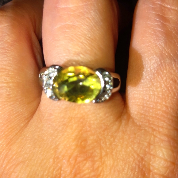 (8)🆕️🚨💛Oval Canary Yellow Centre Rhinestone Ring💛🚨 - Picture 2 of 6